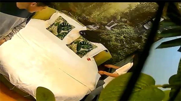 绿荫环绕的私密空间 白皙嫩滑的纤瘦长腿女神贴身热舞 长发飘散时激射的极致诱惑